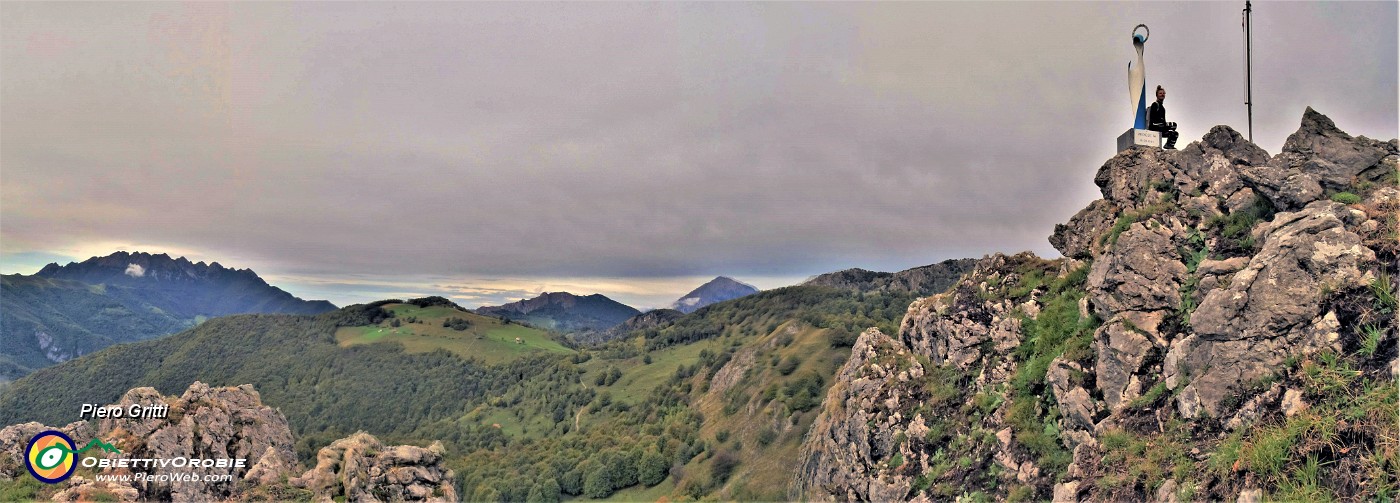 55 Alla Madonna delle cime in vetta al Corno Zuccone (1458 m) con vista in Resegone, Due Mani, Grignertta.jpg